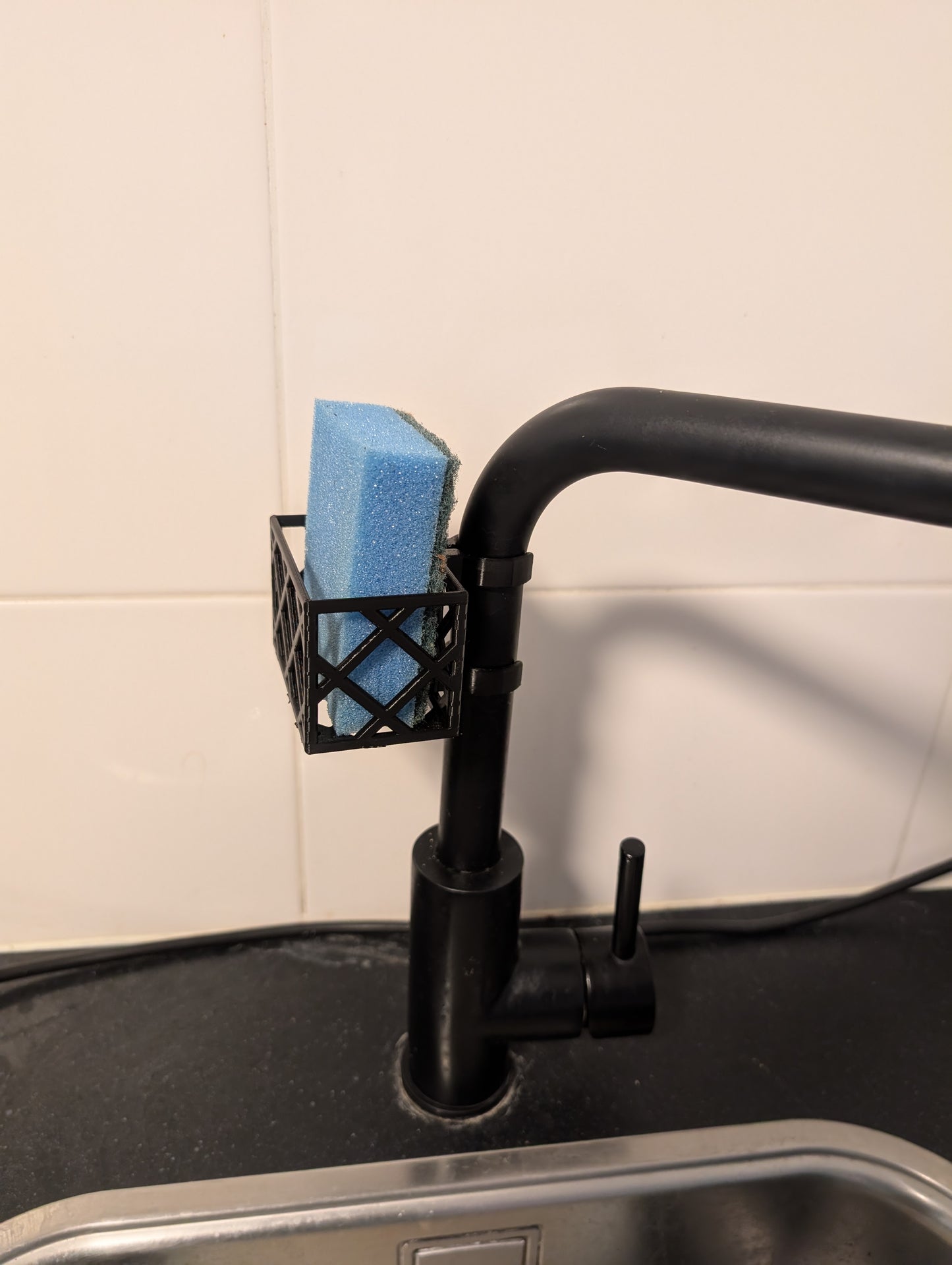 Sponshouder voor keukenkraan – Handig en hygiënisch