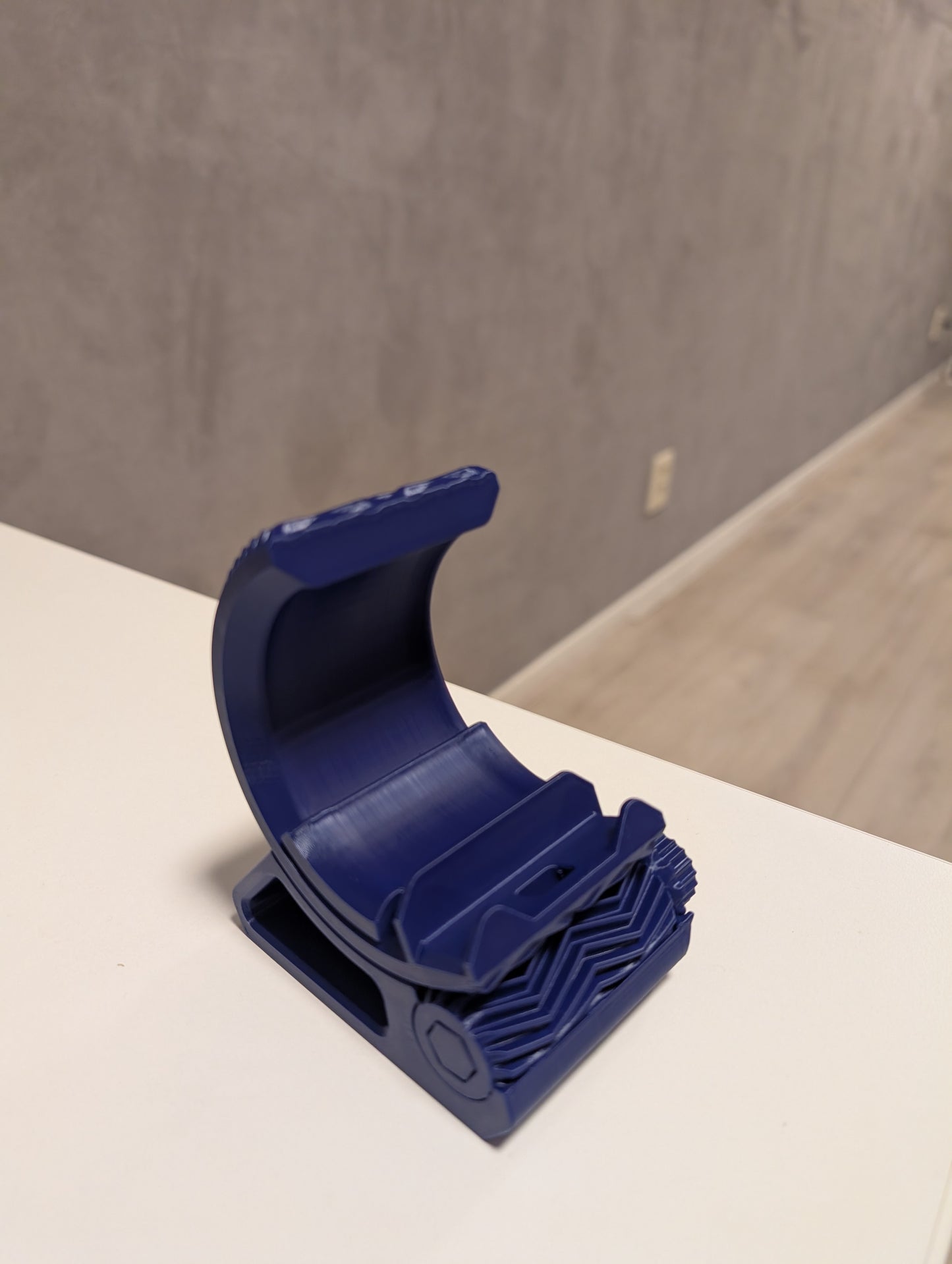 Verstelbare telefoonstandaard met oplaadsleuf