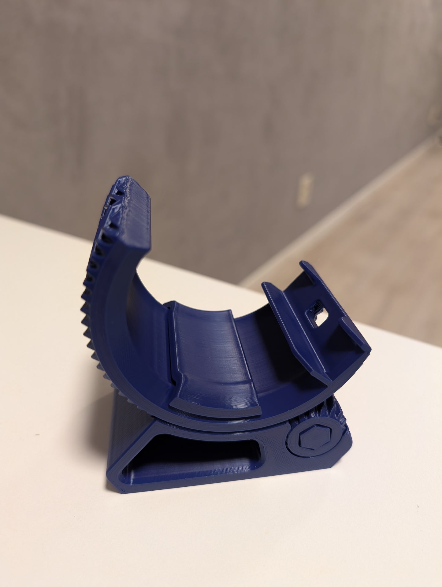 Verstelbare telefoonstandaard met oplaadsleuf